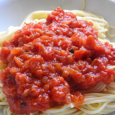 シンプルなトマトソースのスパゲッティの写真