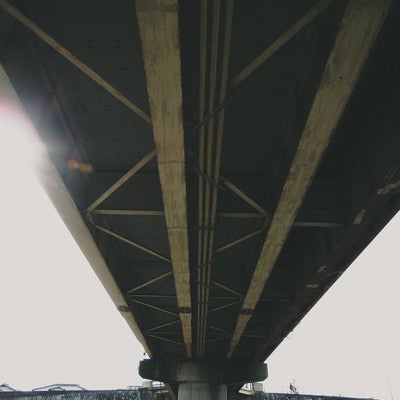 ローアングルから見た橋桁の写真