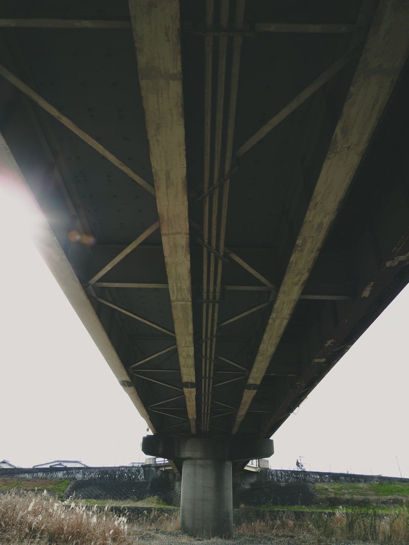 「ローアングルから見た橋桁」の写真