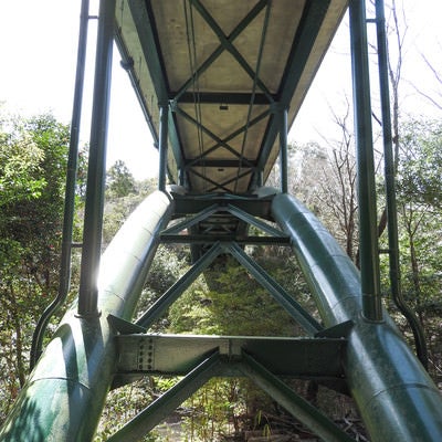 谷にかかる橋の写真