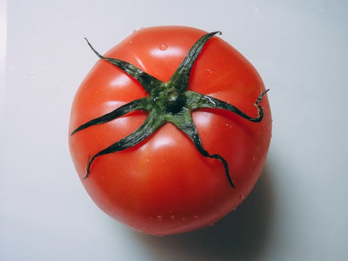 ヘタがしおれたトマトの写真