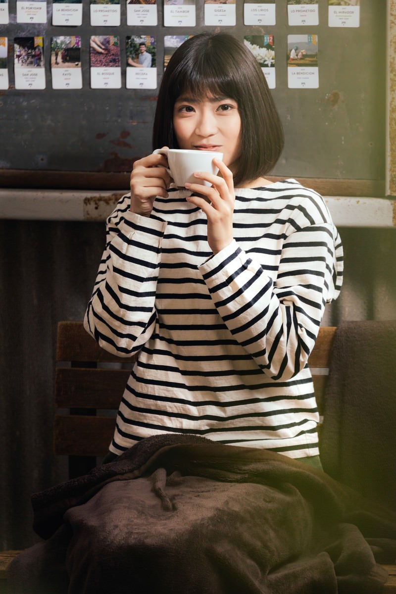 「コーヒーで温まる女性」の写真［モデル：塩田みう］