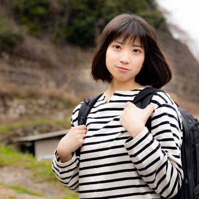 探しものの旅に出るボーダーシャツの女性、404エラーページ向けの写真