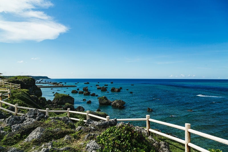 宮古島から望む青い海と水平線の写真