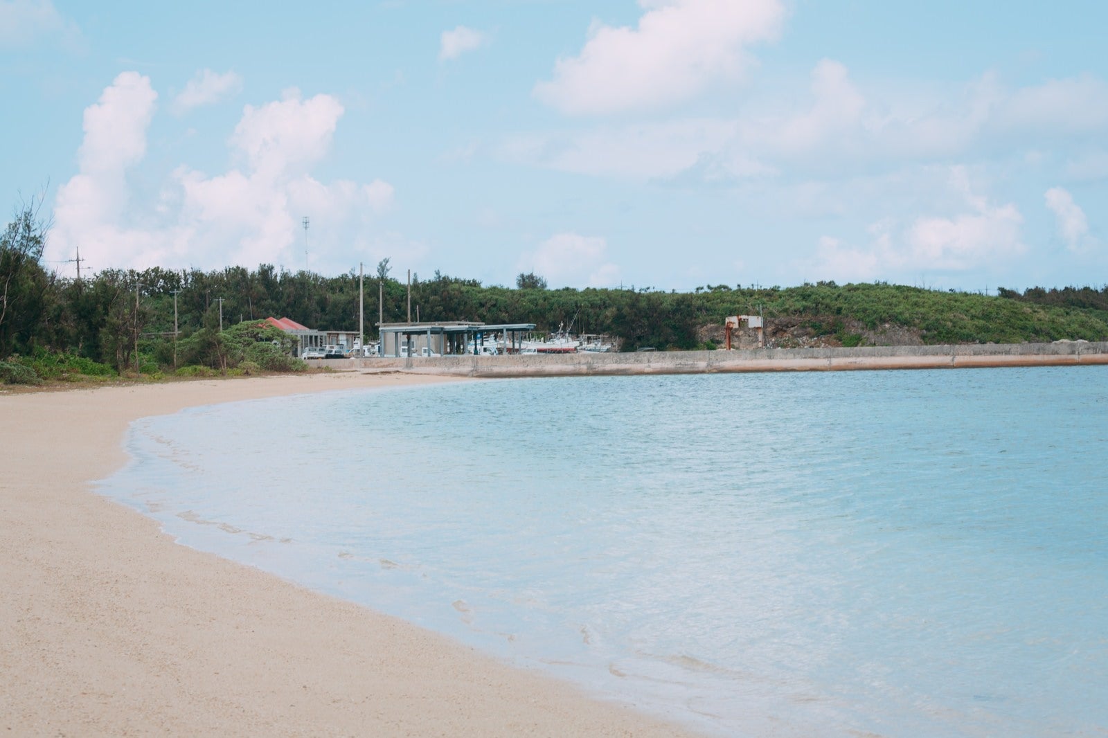 「宮古島の海岸と寄せる穏やかな波」の写真