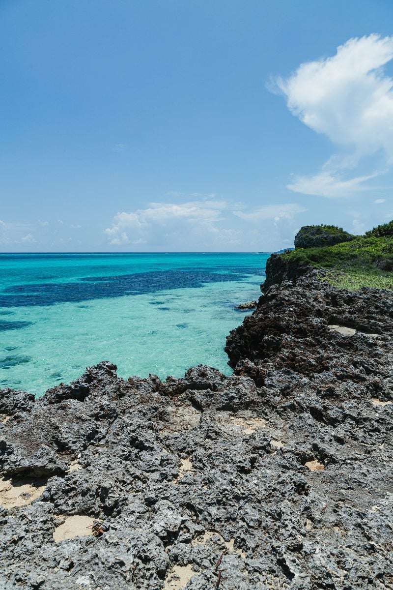 海岸から見た透明度の高い宮古島の海の写真
