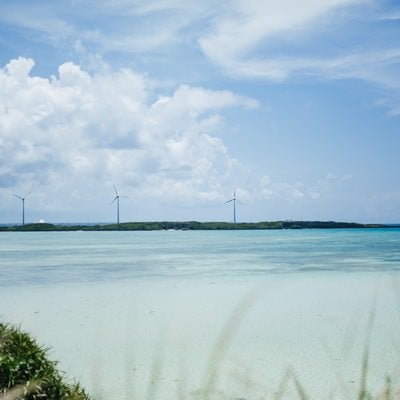 宮古島の海と風力発電の写真
