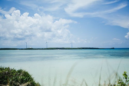 宮古島の海と風力発電の写真