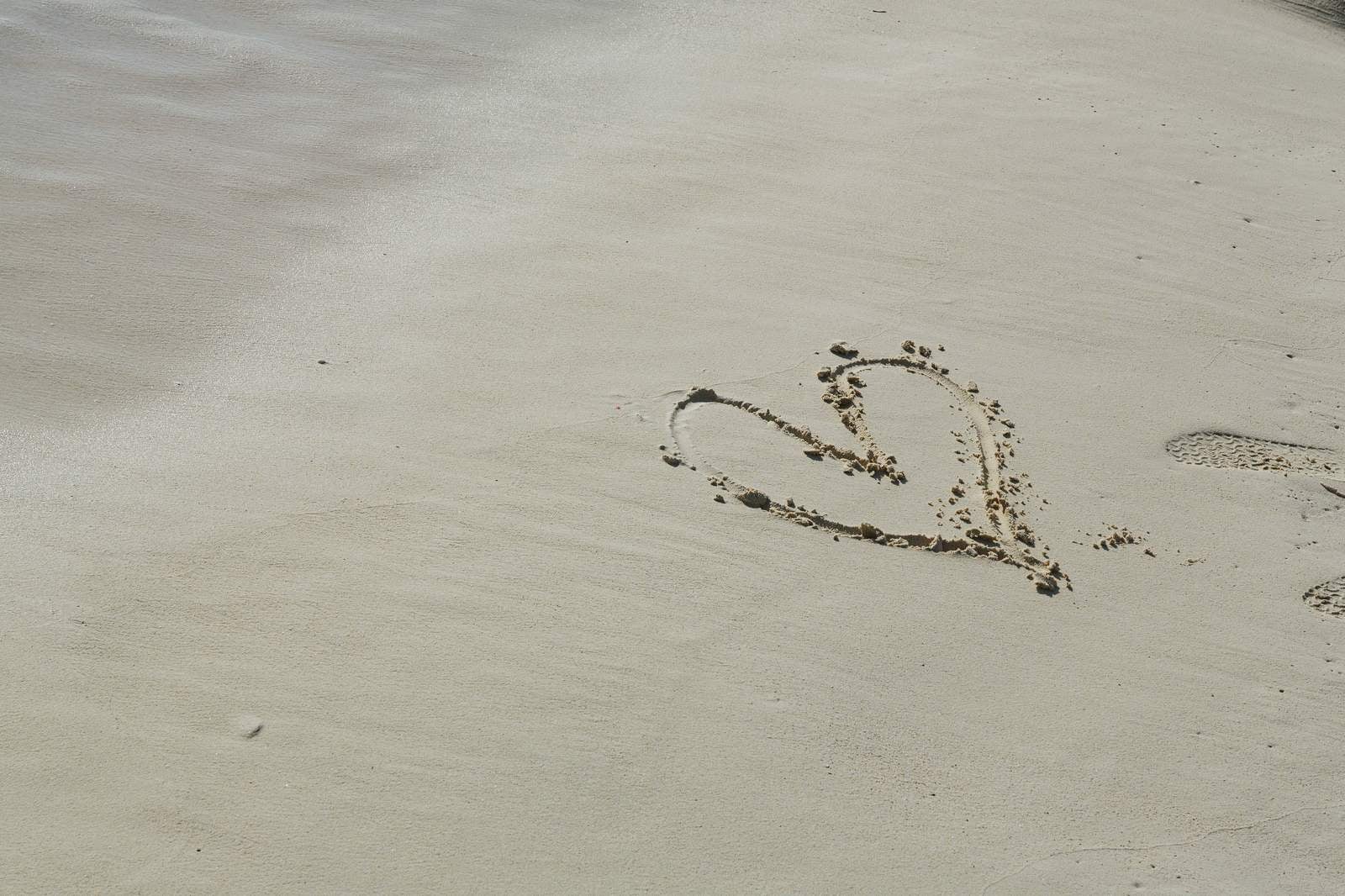 「宮古島の砂浜に書いたハート」の写真