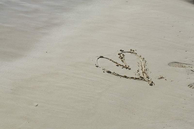 宮古島の砂浜に書いたハートの写真