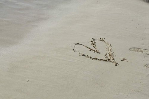 宮古島の砂浜に書いたハートの写真