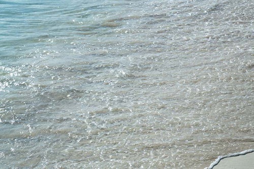 宮古島の波打ち際の写真