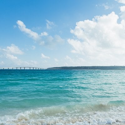 遠景の伊良部大橋と宮古島の海の写真