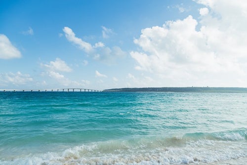 遠景の伊良部大橋と宮古島の海の写真