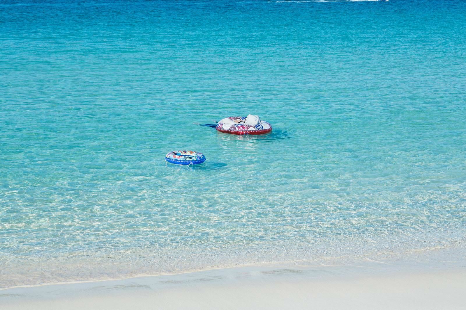 「宮古島の海に浮かぶ浮き輪」の写真