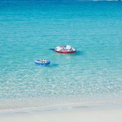 宮古島の海に浮かぶ浮き輪の写真