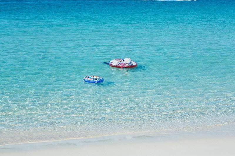 宮古島の海に浮かぶ浮き輪の写真