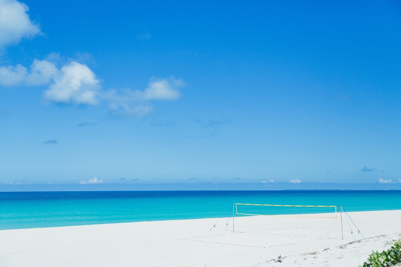 「白い砂浜に用意されたビーチバレーネット」の写真