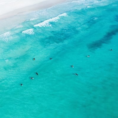 宮古島の海で波待ちするサーファーの写真