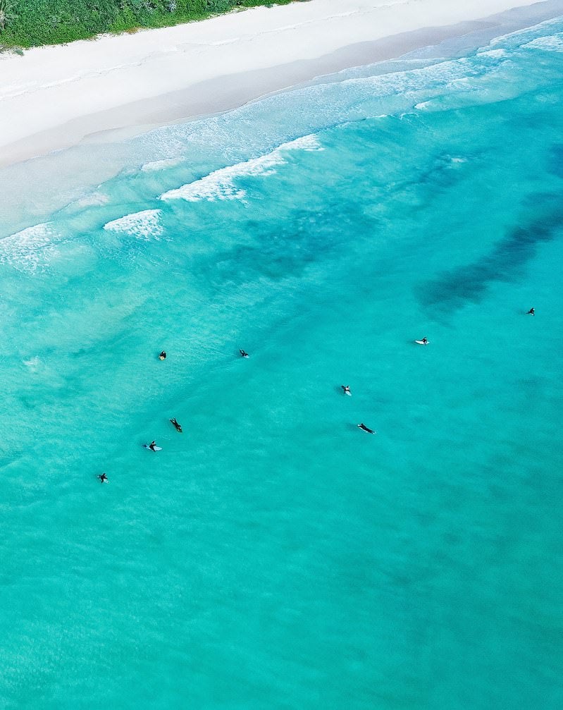 「宮古島の海で波待ちするサーファー」の写真