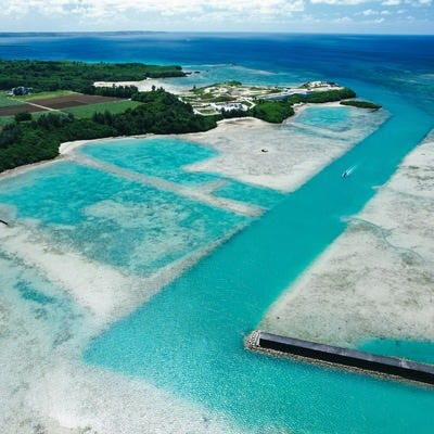 宮古島の透明度の高い海を進むボートの写真