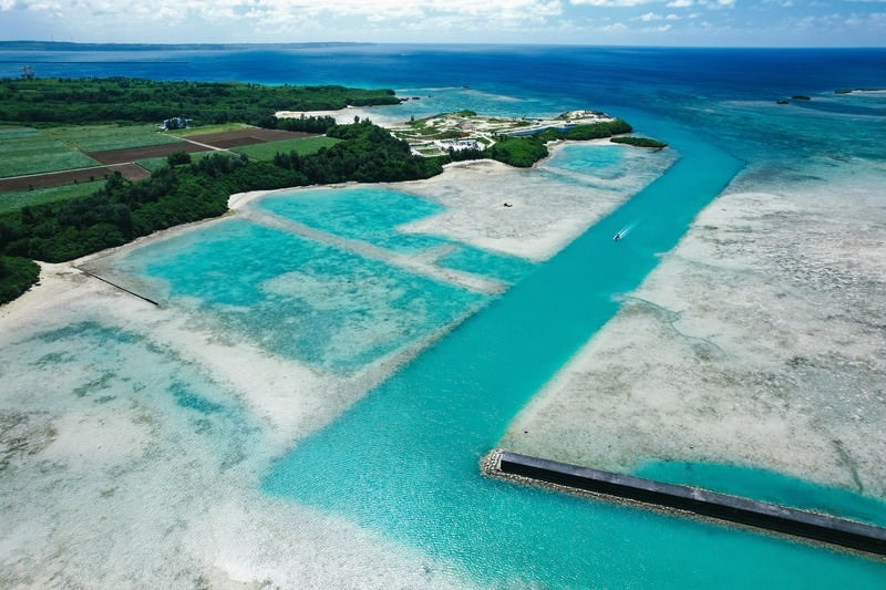 宮古島の海を走るボートの写真