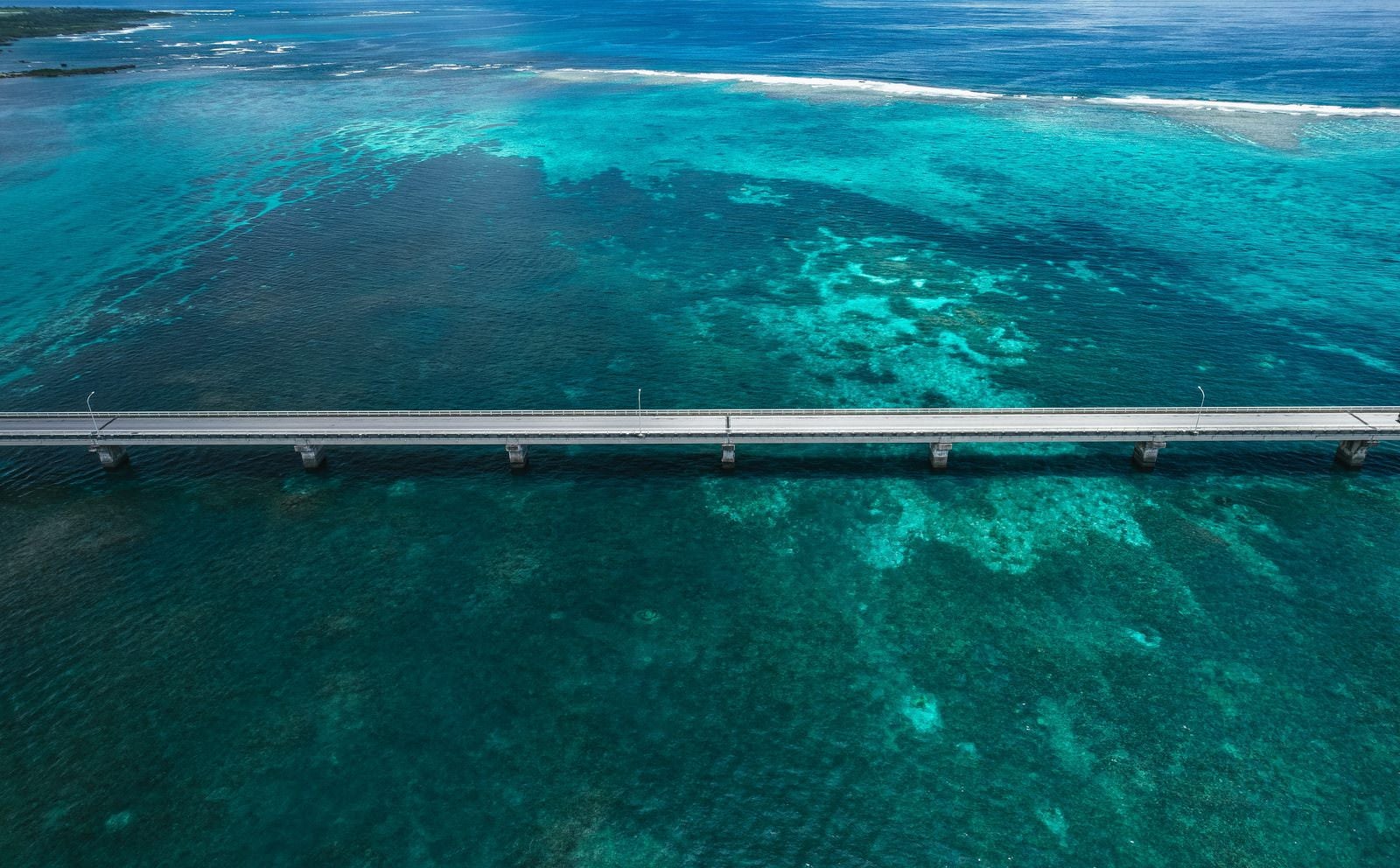 「宮古島の海を渡る伊良部大橋」の写真