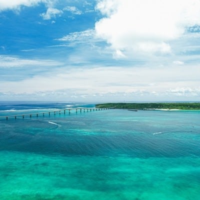 青い海と来間大橋の写真