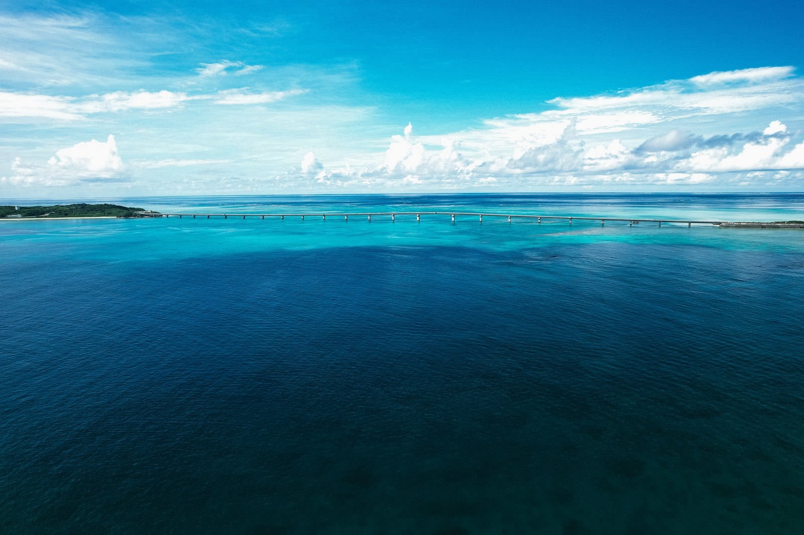 「深い青色の海と伊良部大橋」の写真