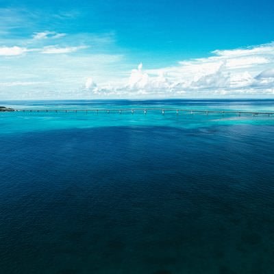 深い青色の海と伊良部大橋の写真