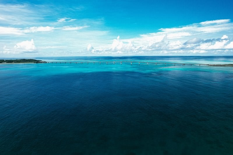 深い青色の海と伊良部大橋の写真