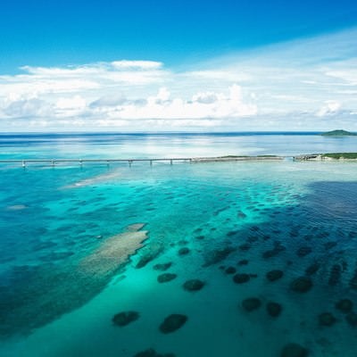 照らされた宮古島の海と伊良部大橋の素材