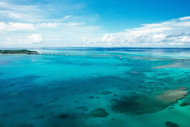 伊良部大橋とどこまでも続く水平線の写真
