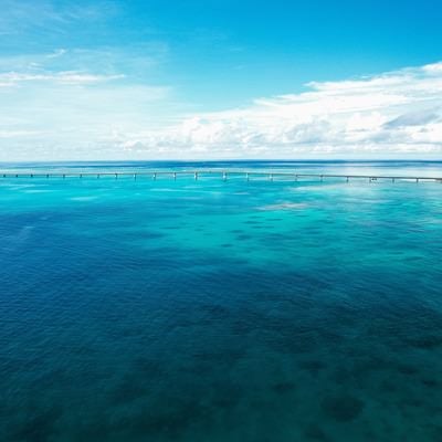 深い青色が続く宮古島の海の写真