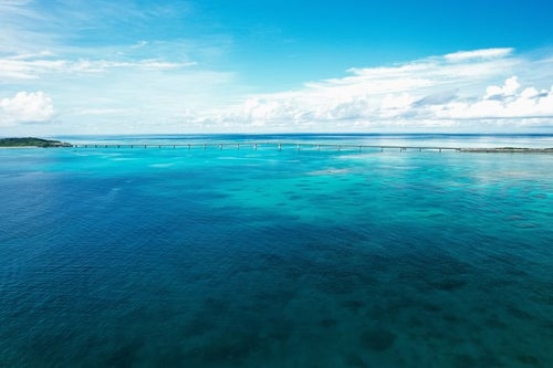 深い青色が続く宮古島の海の写真