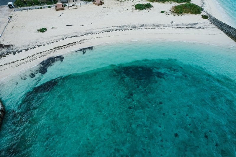 宮古島の美しいビーチリゾートを上空から撮影した海岸線の写真