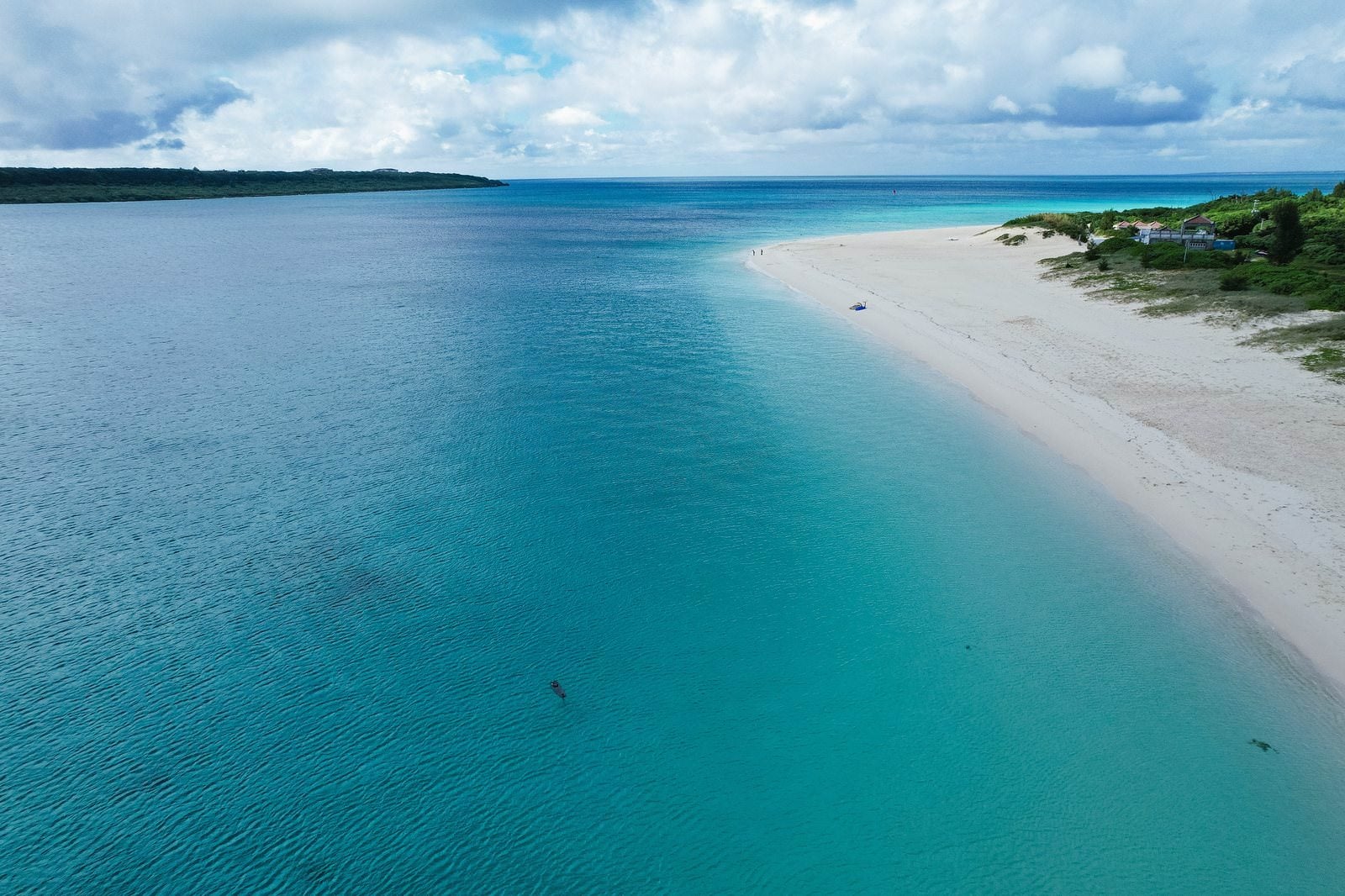 「宮古島の美しいエメラルドグリーンの海と真っ白な砂浜が織りなす絶景」の写真