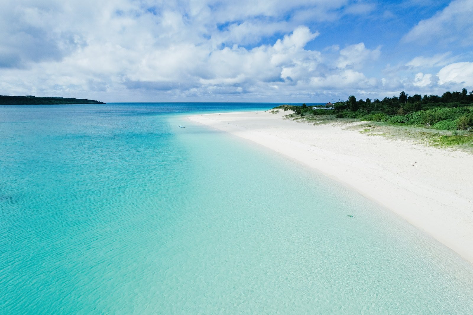 「透明度の高い宮古島の海と白い砂浜」の写真