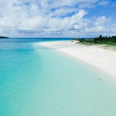 透明度の高い宮古島の海と白い砂浜の写真