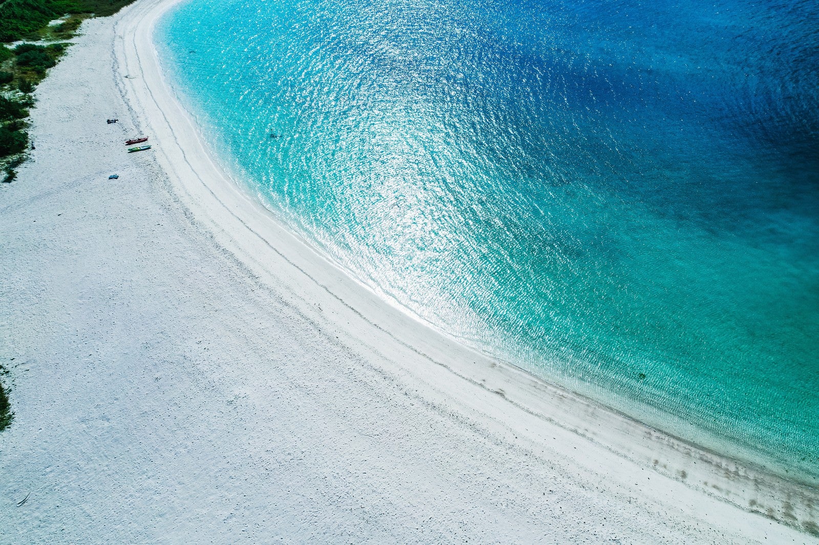 「弧を描く白い砂浜の海水浴場」の写真