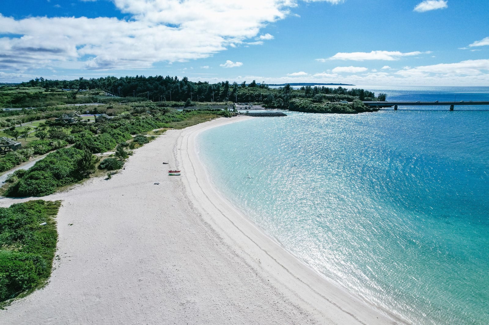弧を描く白い砂浜とエメラルドブルーの透明な海が広がる宮古島の海岸線