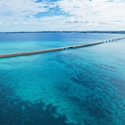 宮古島の透明な海を突っ切る伊良部大橋の絶景の写真