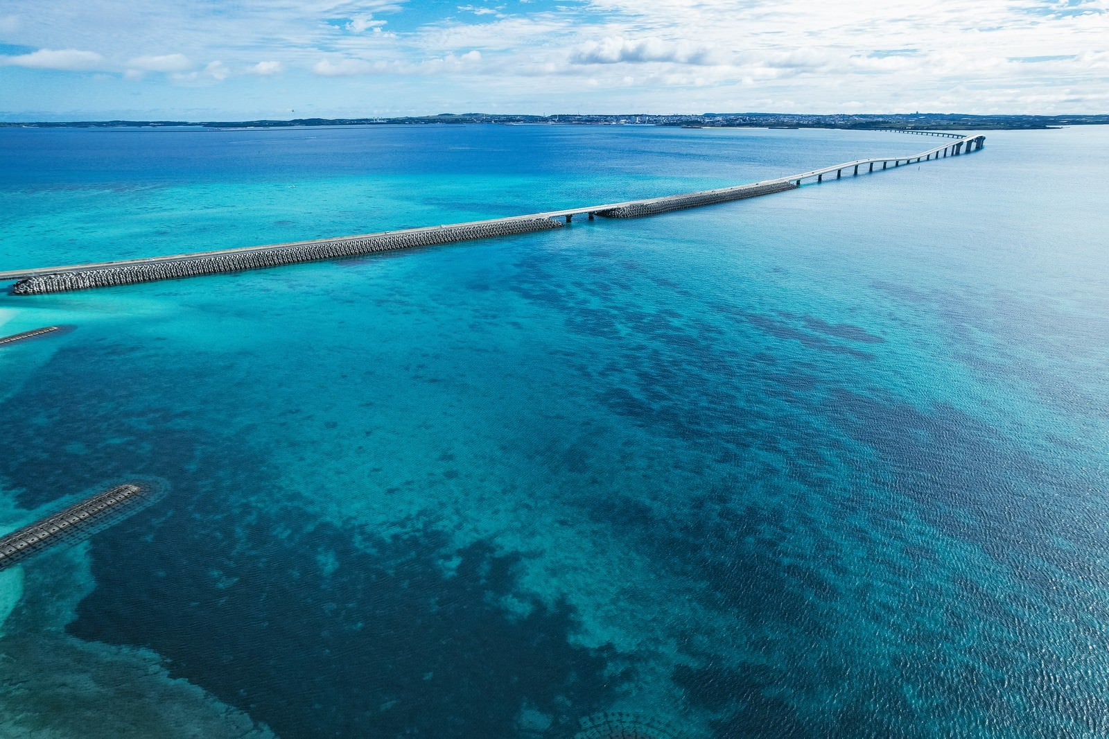 「宮古島の海を突っ切る伊良部大橋」の写真