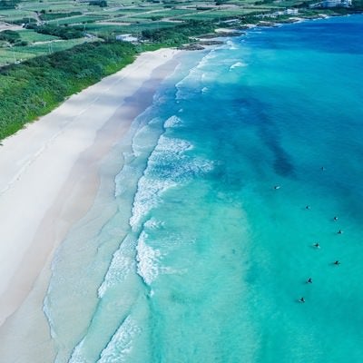 宮古島の波を待つサーファーの写真