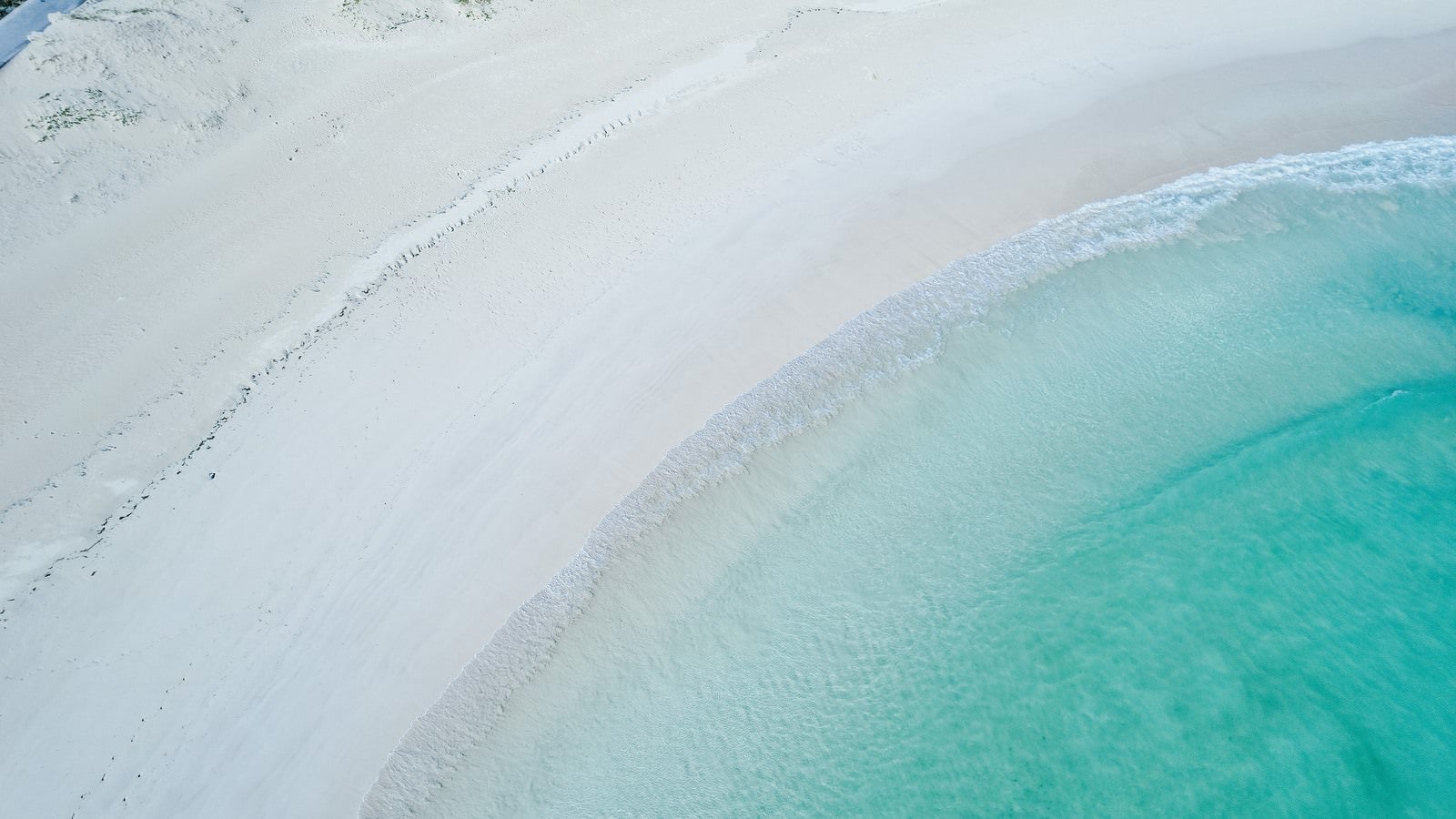 「白い海岸に寄せる波」の写真