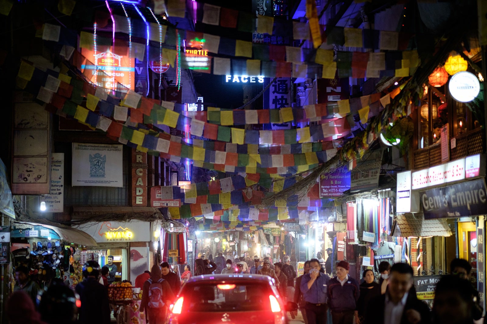 「人混みで溢れるネパールの繁華街」の写真