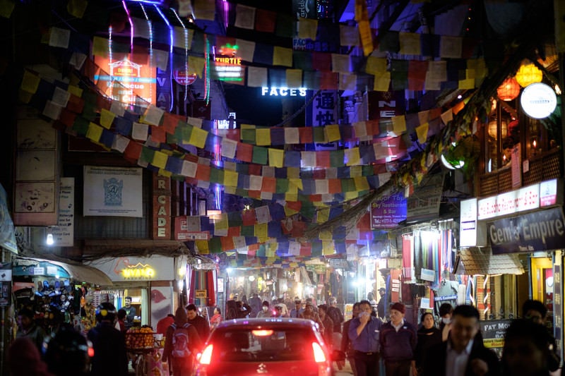 人混みで溢れるネパールの繁華街の写真
