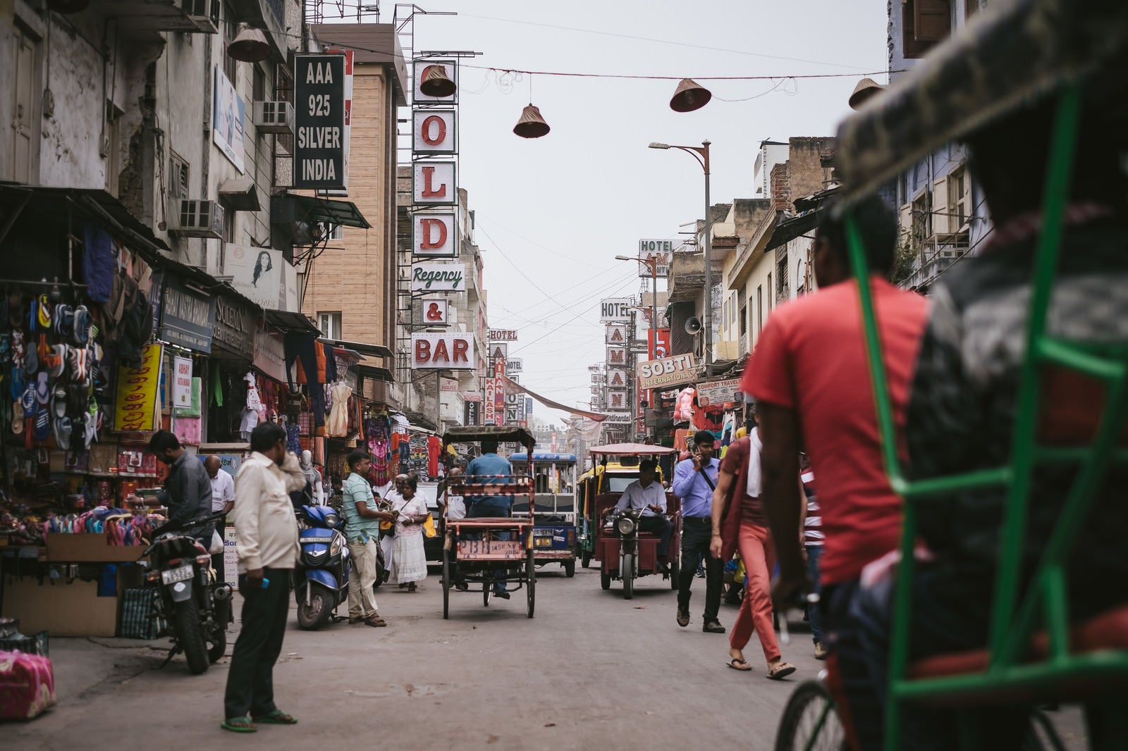 「三輪自転車が往来する商店街（インド・ニューデリー）」の写真