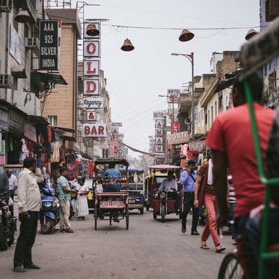 三輪自転車が往来する商店街（インド・ニューデリー）の写真