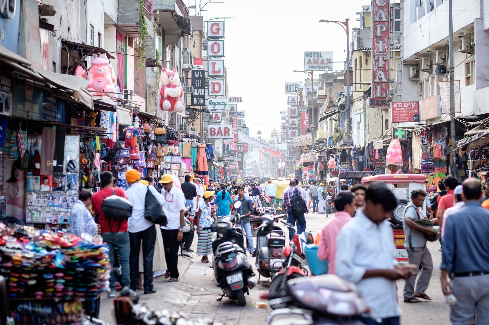 「インド・ニューデリーの大きな商店街」の写真